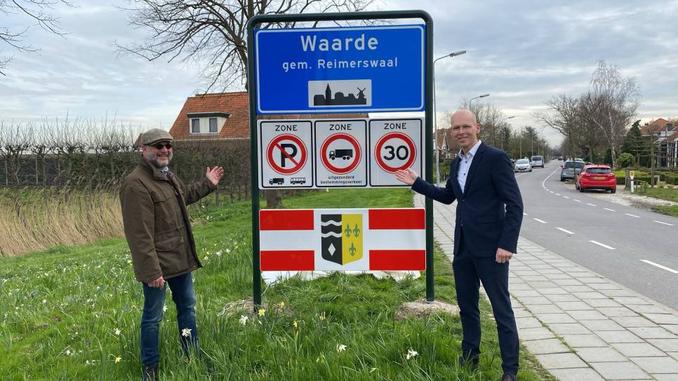 Dorpsraadvoorzitter Kees Goud (links) en wethouder Maarten Both bij het nieuwe ISA-kombord van Waarde