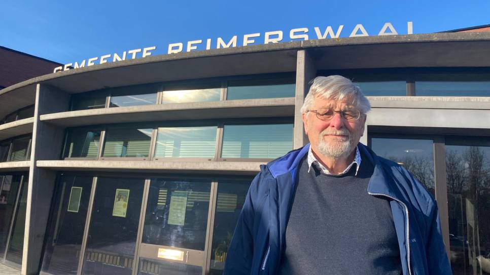Marien Weststrate, voor het gemeentehuis in Kruiningen.