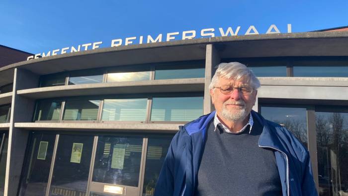 Politicus Marien Weststrate, voor het gemeentehuis van Reimerswaal.