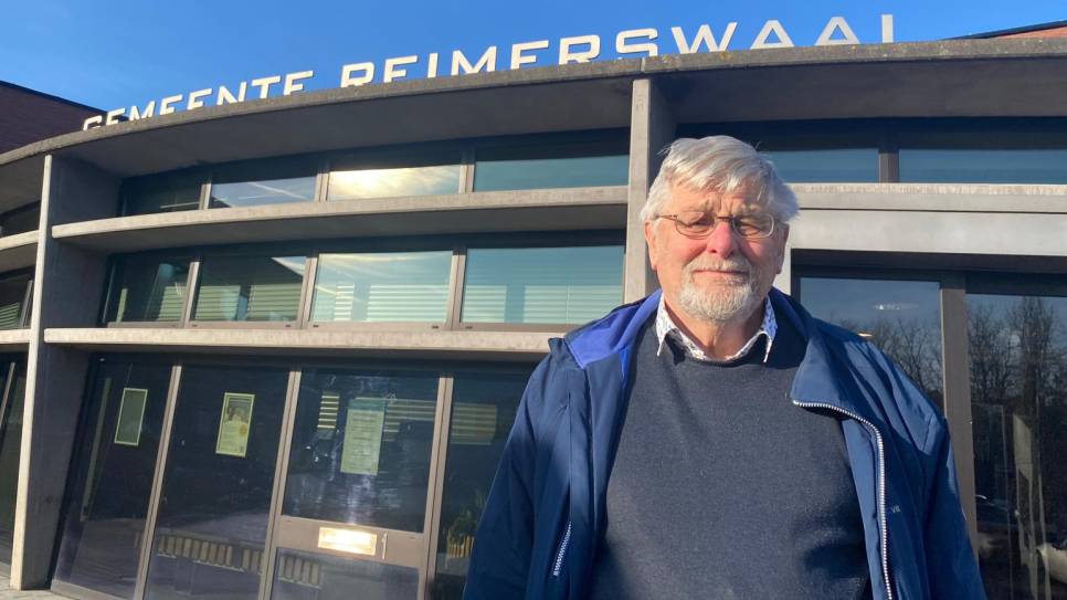 Politicus Marien Weststrate, voor het gemeentehuis van Reimerswaal.