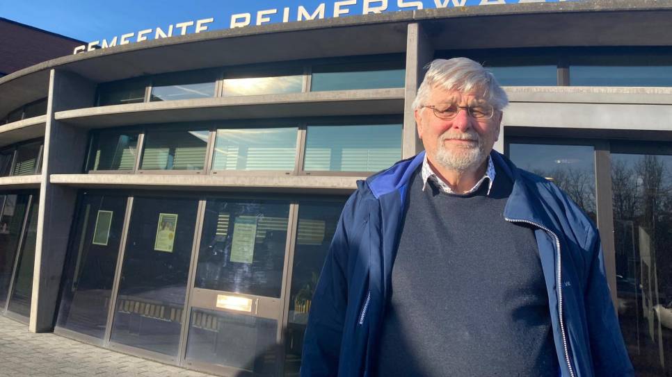 Marien Weststrate, voor het gemeentehuis van zijn thuisgemeente Reimerswaal.