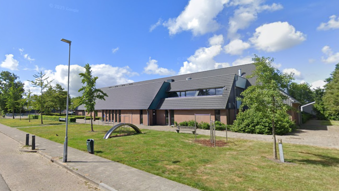De uitbouw komt op het huidige grasveld vóór de Reimerswaalhal.
