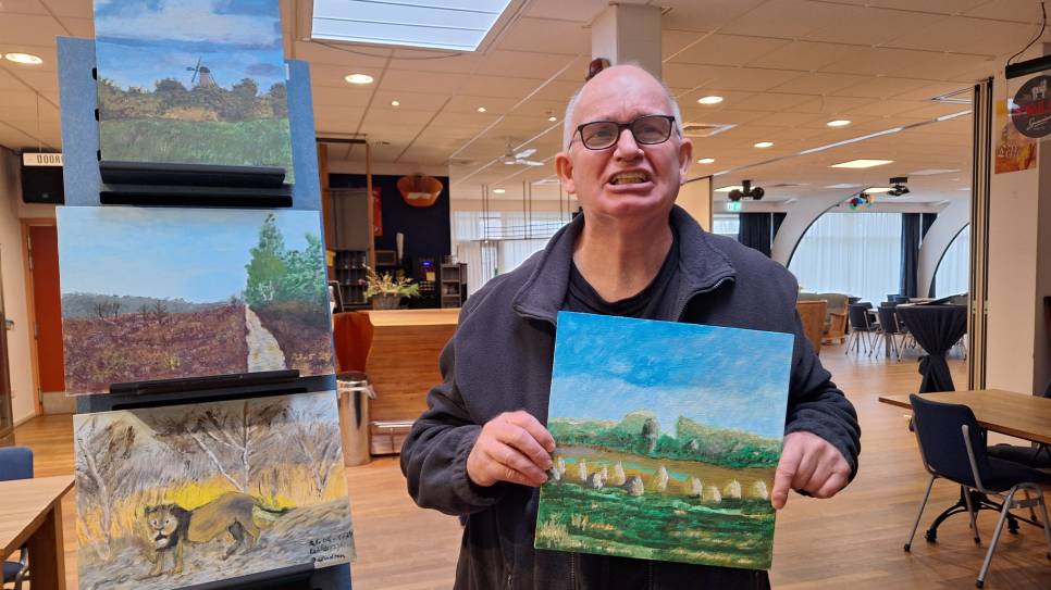Willem Jan Berendsen, met enkele van zijn schilderijen