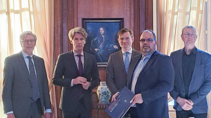 Op de foto (vlnr): Adrie Overwater, ambassadeur Jan Versteeg, burgemeester Constantijn Jansen op de Haar, Andries Looijen en gemeentesecretaris Arnold van den Berge.