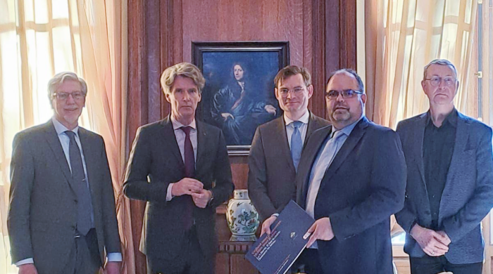 Op de foto (vlnr): Adrie Overwater, ambassadeur Jan Versteeg, burgemeester Constantijn Jansen op de Haar, Andries Looijen en gemeentesecretaris Arnold van den Berge.