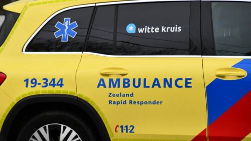 Fietser naar ziekenhuis na aanrijding op rotonde in Goes
