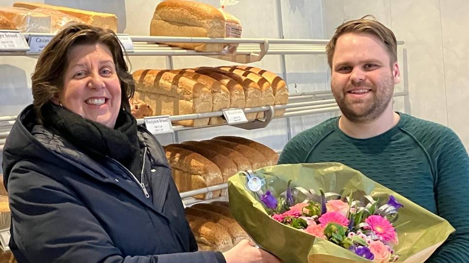 Annebeth Evertz overhandigt Francois een bos bloemen als dank.