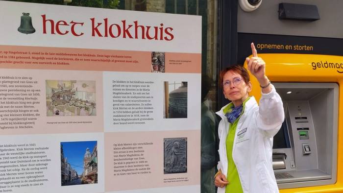 Anneke van Waarden-Koets van ’t Gilde De Bevelanden bij het informatiebord.