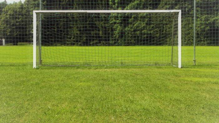 Kind bevrijd uit voetbaldoel bij Krabbendijke
