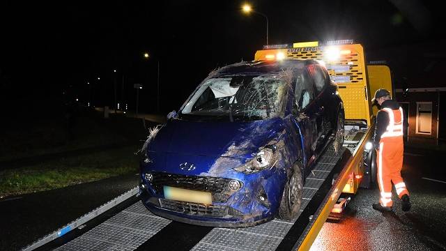 Auto in droge sloot bij Kapelle