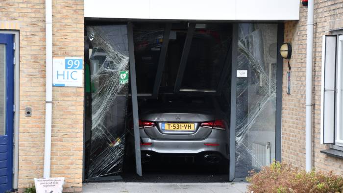 Mercedes rijdt gebouw van Emergis binnen in Kloetinge