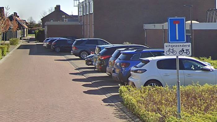 Geparkeerde auto's in Wissenkerke.