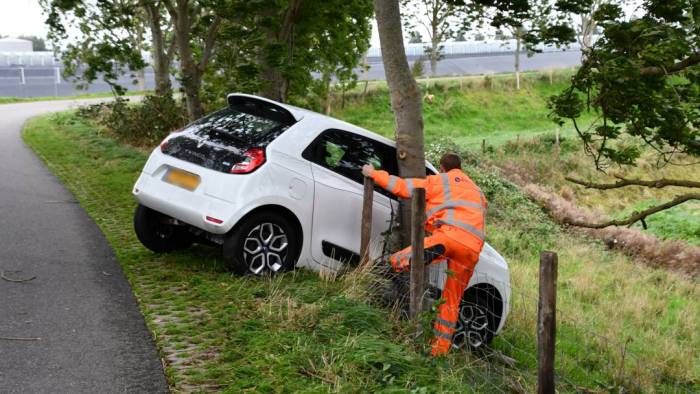 Personenauto rijdt net niet van dijk bij Kapelle