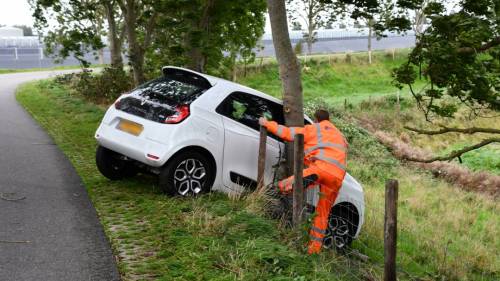 Personenauto rijdt net niet van dijk bij Kapelle