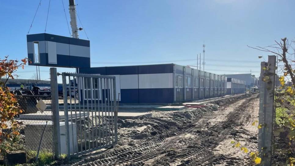 Het azc Smokkelhoek in Biezelinge, kort vóór de ingebruikname in december 2025.