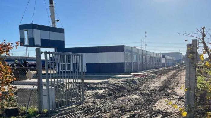 Het azc Smokkelhoek in Biezelinge, kort vóór de ingebruikname in december 2025.