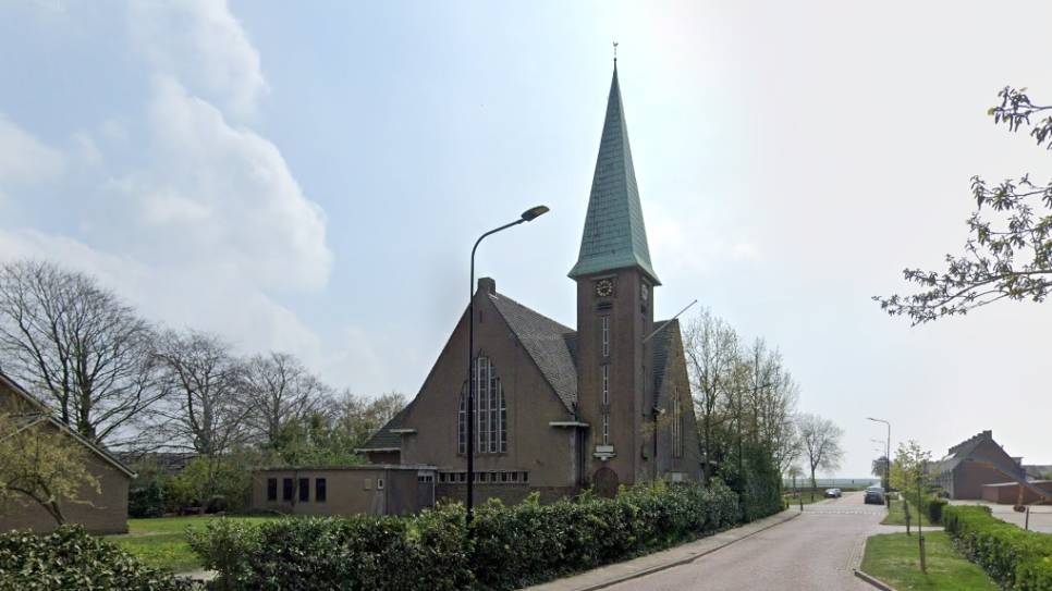 De inmiddels gesloopte Bathsewegkerk in Rilland, waarvan alleen de toren nog overeind staat.