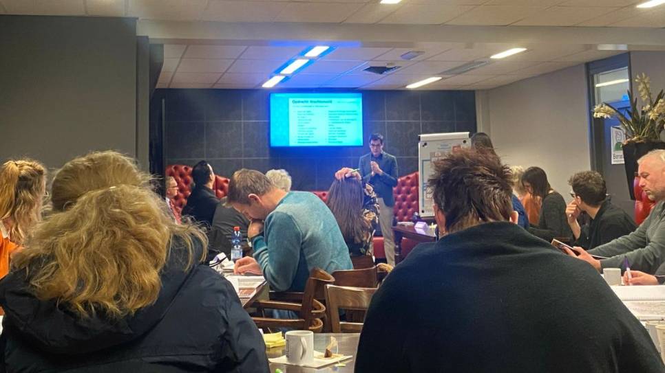 Cursusleider Harold van de Velde spreekt cursisten toe