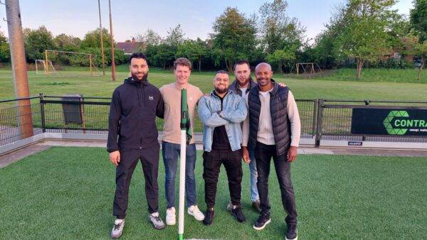 De begeleiders van het Goese azc-voetbalteam. Om privacyredenen mogen de jeugdige spelers zelf niet op de foto.