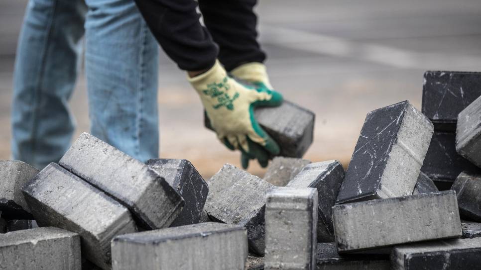 De gemeente wil meer tempo maken met woningbouwprojecten.