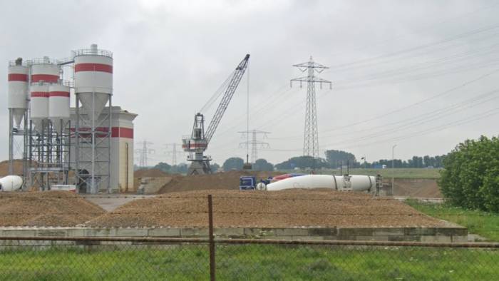 Deze havenkraan in Oud-Gastel zou té dicht bij de leidingen staan.