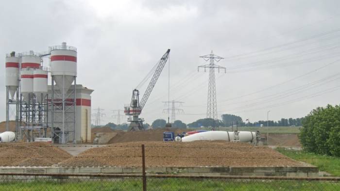 Deze havenkraan in Oud-Gastel zou té dicht bij de leidingen staan.