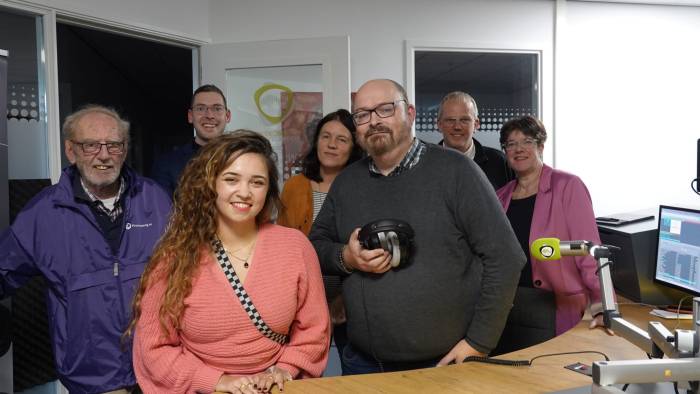 Beveland Kiest met (vlnr) Teunis van Nes, Easther Houmes, presentator Han Verbeem. Op achtergrond: Daniel van Iwaarden, Inez Flameling, Willem Poppe en Jacqueline van den Hil.