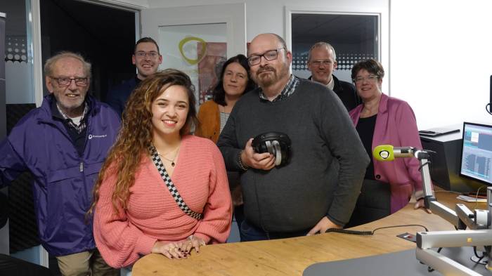 Beveland Kiest met (vlnr) Teunis van Nes, Easther Houmes, presentator Han Verbeem. Op achtergrond: Daniel van Iwaarden, Inez Flameling, Willem Poppe en Jacqueline van den Hil.