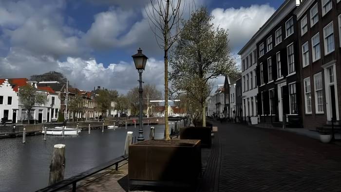 Mobiele boombakken bij de haven.