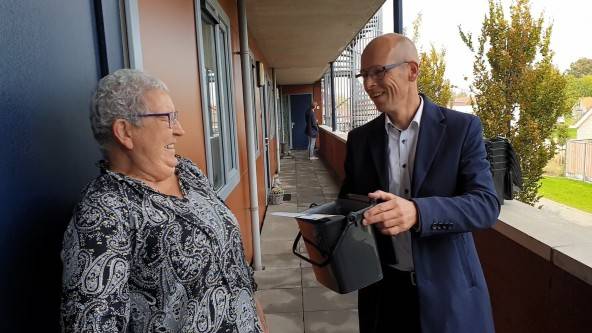 Kort voor invoering van het Diftar-systeem deelde wethouder Both gft-bakjes uit aan de inwoners.