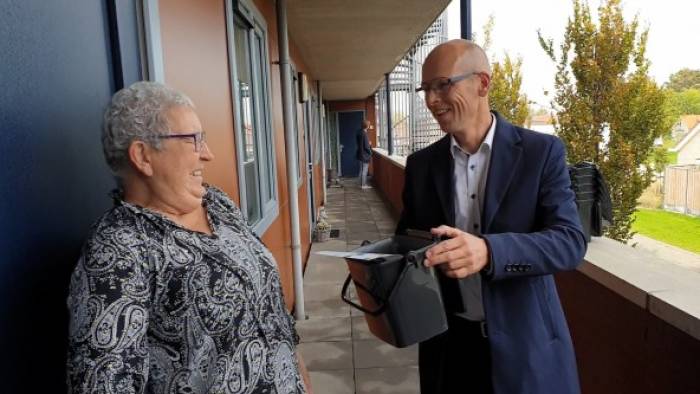 Kort voor invoering van het Diftar-systeem deelde wethouder Both gft-bakjes uit aan de inwoners.