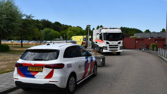 Scootmobielbestuurster gewond na botsing met vuilniswagen