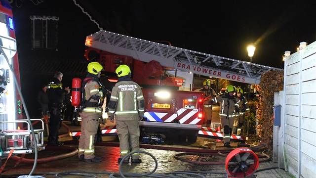 de brandweer in actie in Baarland