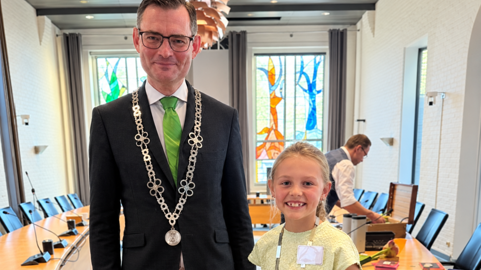 Kinderburgemeester Danique naast burugemeester Constantijn Jansen op de Haar.