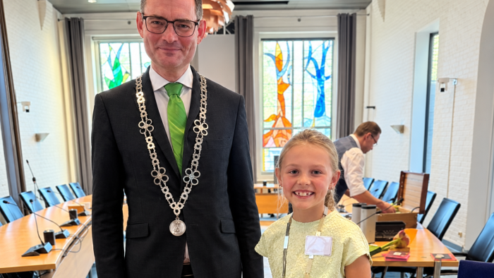 Kinderburgemeester Danique naast burugemeester Constantijn Jansen op de Haar.