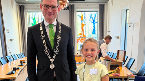 Kinderburgemeester Danique naast burugemeester Constantijn Jansen op de Haar.