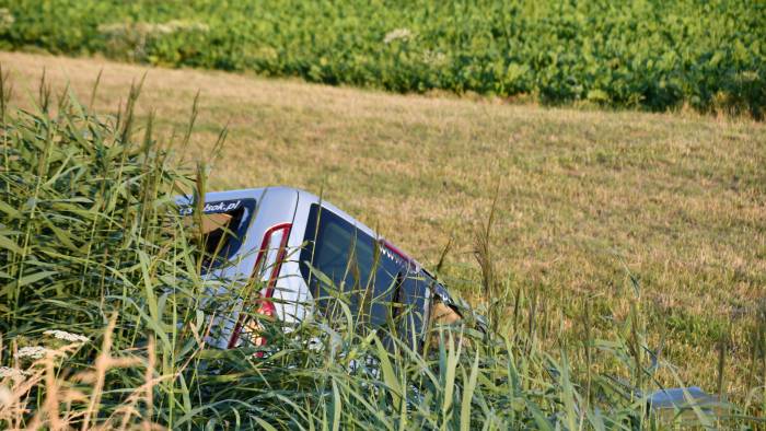 Personenbusje belandt in sloot Kapelle