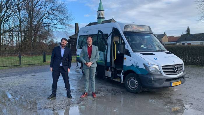 PvdA-GL'ers Roy Zeilstra (links) en Ralph van Hertum, met de Buurtbus Flex Reimerswaal voor kerkje van Bath.