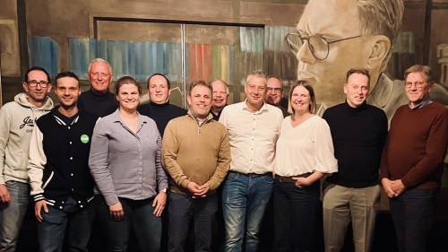 De lijst van CDA Kapelle, met in het midden Bas Feijtel (beige trui) en rechts naast hem Maarten Hage.