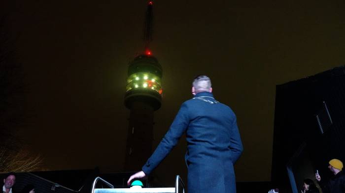 Met een druk op de knop heeft burgemeester Cees van den Bos de nieuwe verlichting op de Televisietoren in werking gesteld.