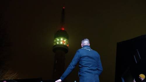 Met een druk op de knop heeft burgemeester Cees van den Bos de nieuwe verlichting op de Televisietoren in werking gesteld.