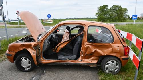 Vrouw uit auto bevrijd na botsing Colijnsplaat