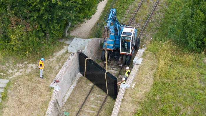ERFGOED HERSTELD: DEUR COUPURE ZWAAKSEDIJK HERPLAATST