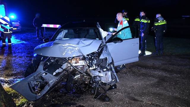 de auto crashte bij de overgang Oosthavendijk - Kooiweg