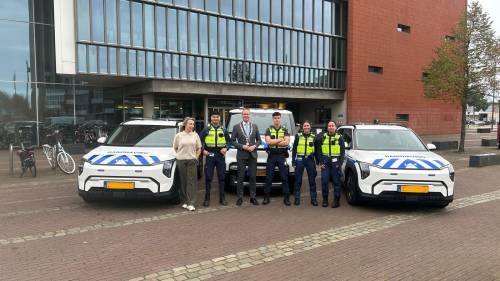 De handhavers met burgemeester Van den Bos (midden) bij de nieuwe wagens.