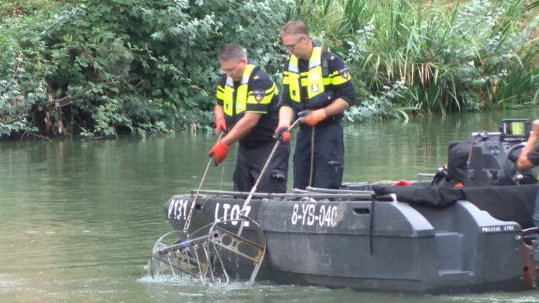 De politie voert onderzoek uit in het water.