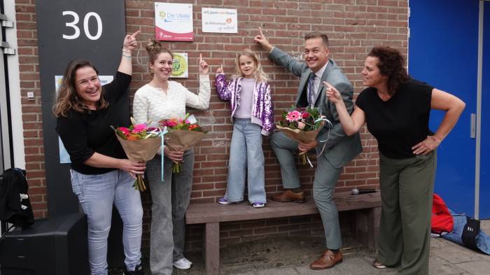 Wethouder Stephan en juf Willemijn bij de onthulling van het bordje 'Bieb op school'.