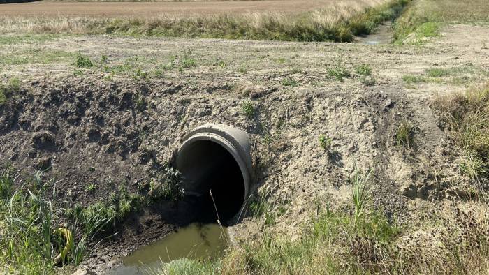 Een duiker onder een landweg,