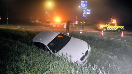 Duitse BMW belandt in greppel rotonde Heinkenszand