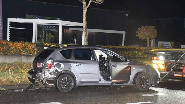de auto raakte zwaar beschadigd bij het eenzijdig ongeval